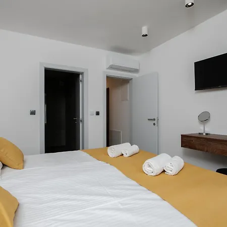 Laluna With Heated Pool Vila *