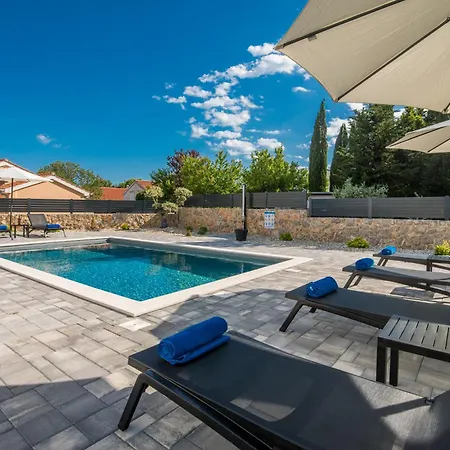 Laluna With Heated Pool Vila