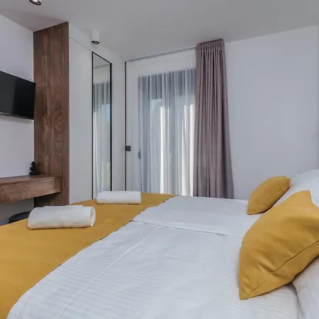 Laluna With Heated Pool Kornić