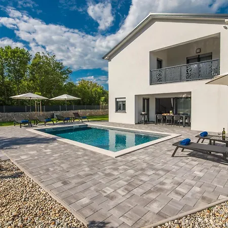 Laluna With Heated Pool Vila *