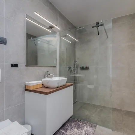 Laluna With Heated Pool Vila *