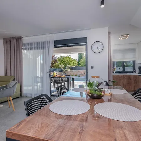 Laluna With Heated Pool