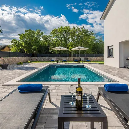 Laluna With Heated Pool Vila