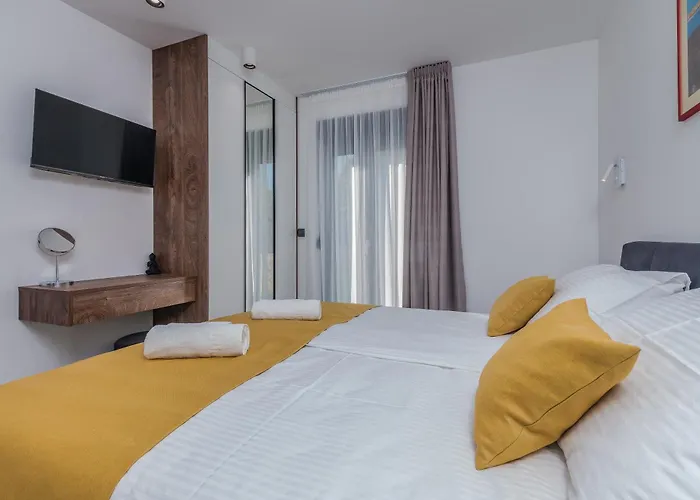 Laluna With Heated Pool Kornić