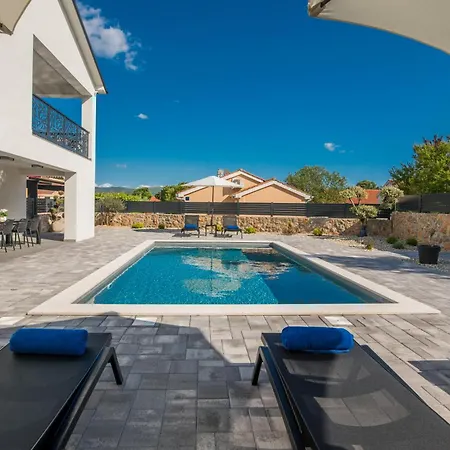 Laluna With Heated Pool וילה