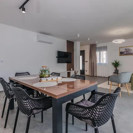 Laluna With Heated Pool * Kornić