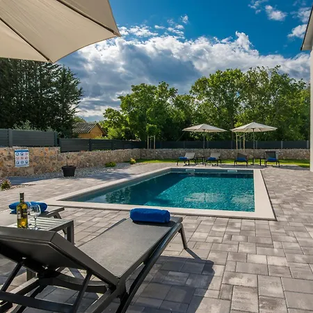 וילה Laluna With Heated Pool