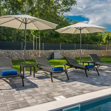 Laluna With Heated Pool וילה