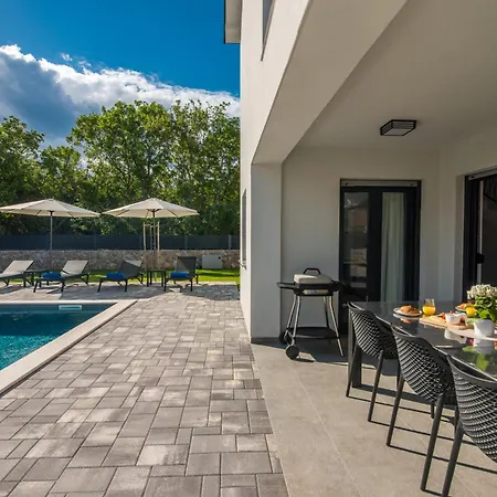 וילה Laluna With Heated Pool