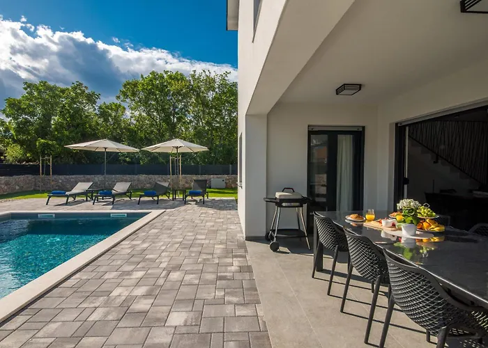 Villa Laluna With Heated Pool