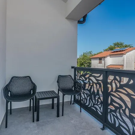 Laluna With Heated Pool Kornić