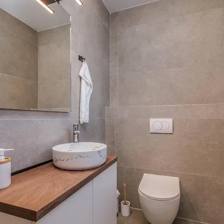 Laluna With Heated Pool Kornić